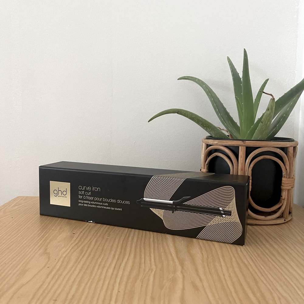 Brand New in box GHD curve